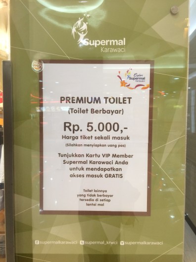 Aturan toilet umum yang bikin ribet dan nyeleneh
